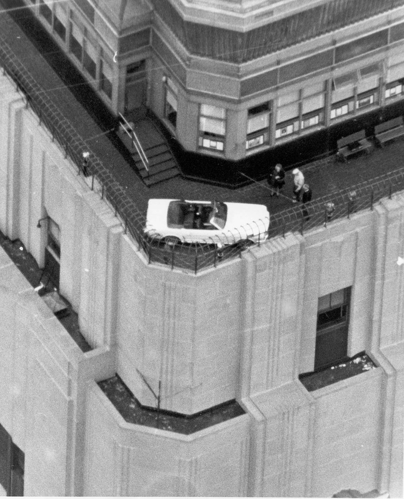 Illustration for article titled How Ford Put A 1966 Mustang Atop The World's Tallest Building